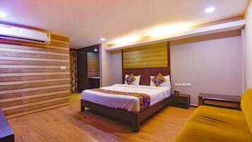 Minibar, in-room safe, desk, iron/ironing board