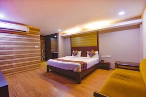 Minibar, in-room safe, desk, iron/ironing board - Ocean Residency (Colva)
