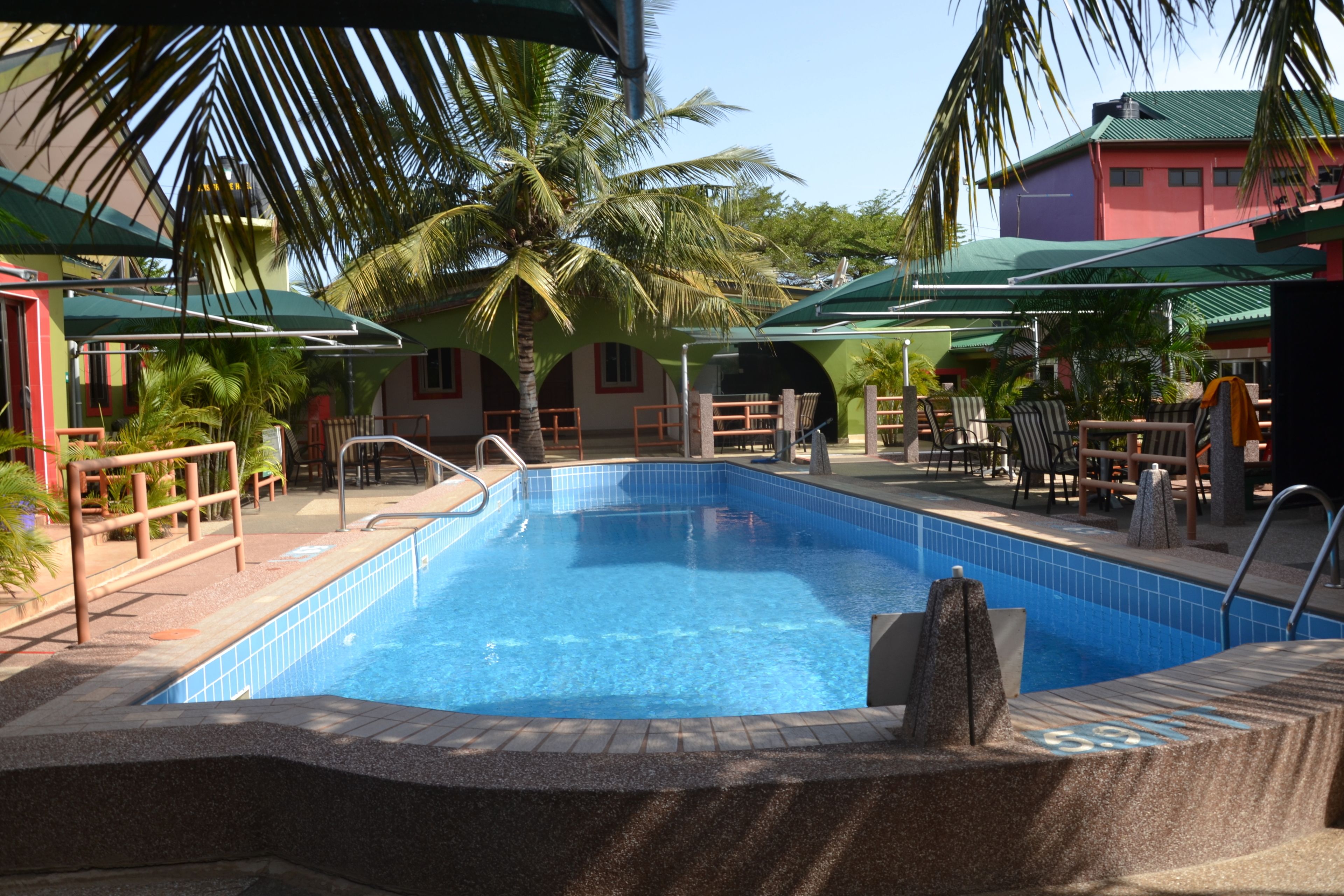 室外游泳池，池畔遮阳伞，日光浴躺椅