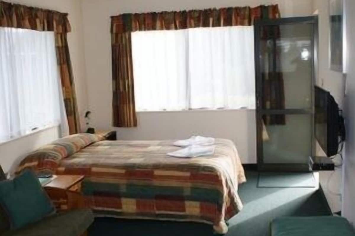 Premium bedding, rollaway beds, free WiFi