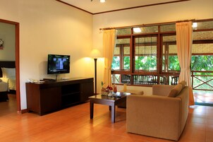 Junior Suite Bungalow | Living room | 21-inch flat-screen TV with cable channels, TV
