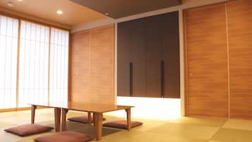 Deluxe Japanese Style Room | In-room safe, iron/ironing board, free WiFi, bed sheets