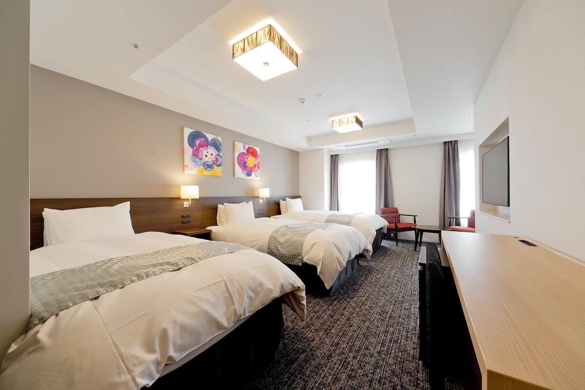 Deluxe driepersoonskamer (with extra bed) | Een kluis op de kamer, een strijkplank/strijkijzer, gratis wifi