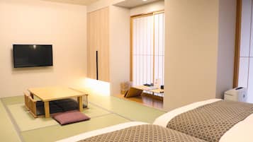 Habitación superior (Japanese Western Style) | Caja de seguridad en la habitación y tabla de planchar con plancha