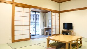 Kamar Tradisional (Japanese Style Room with Small Garden)