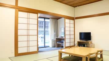 Habitación tradicional (Japanese Style Room with Small Garden) | Caja fuerte, tabla de planchar con plancha, wifi gratis y ropa de cama