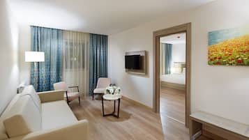 Deluxe Suite | Premium bedding, minibar, in-room safe, laptop workspace