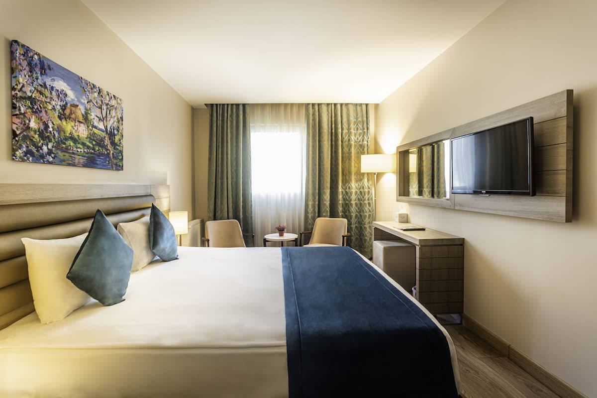 Premium bedding, minibar, in-room safe, laptop workspace