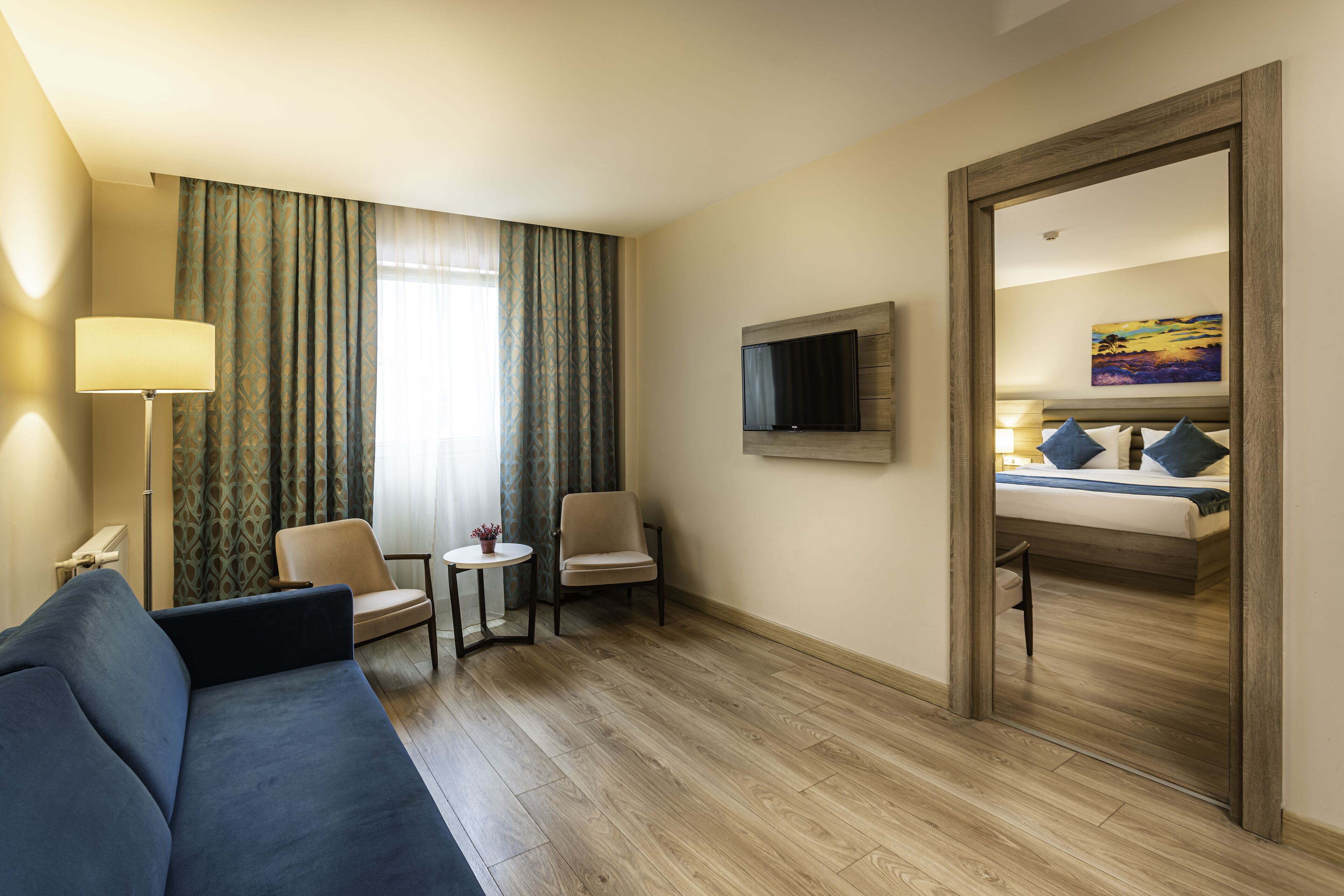 deluxe suite | living area | 32-inch lcd tv with cable channels, tv