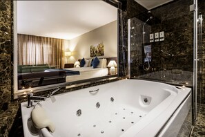 King Suit | Bathroom | Free toiletries, hair dryer, slippers, towels - Rox Hotel (Istanbul)