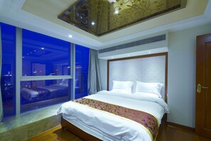 Luxury Suite, 3 Bedrooms | Ruang tamu | TV skrin rata