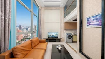 Suite Deluxe, 2 habitaciones | Zona de estar | Una televisión de pantalla plana