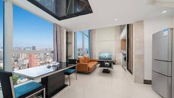 Suite Deluxe, 2 habitaciones | Zona de estar | Una televisión de pantalla plana
