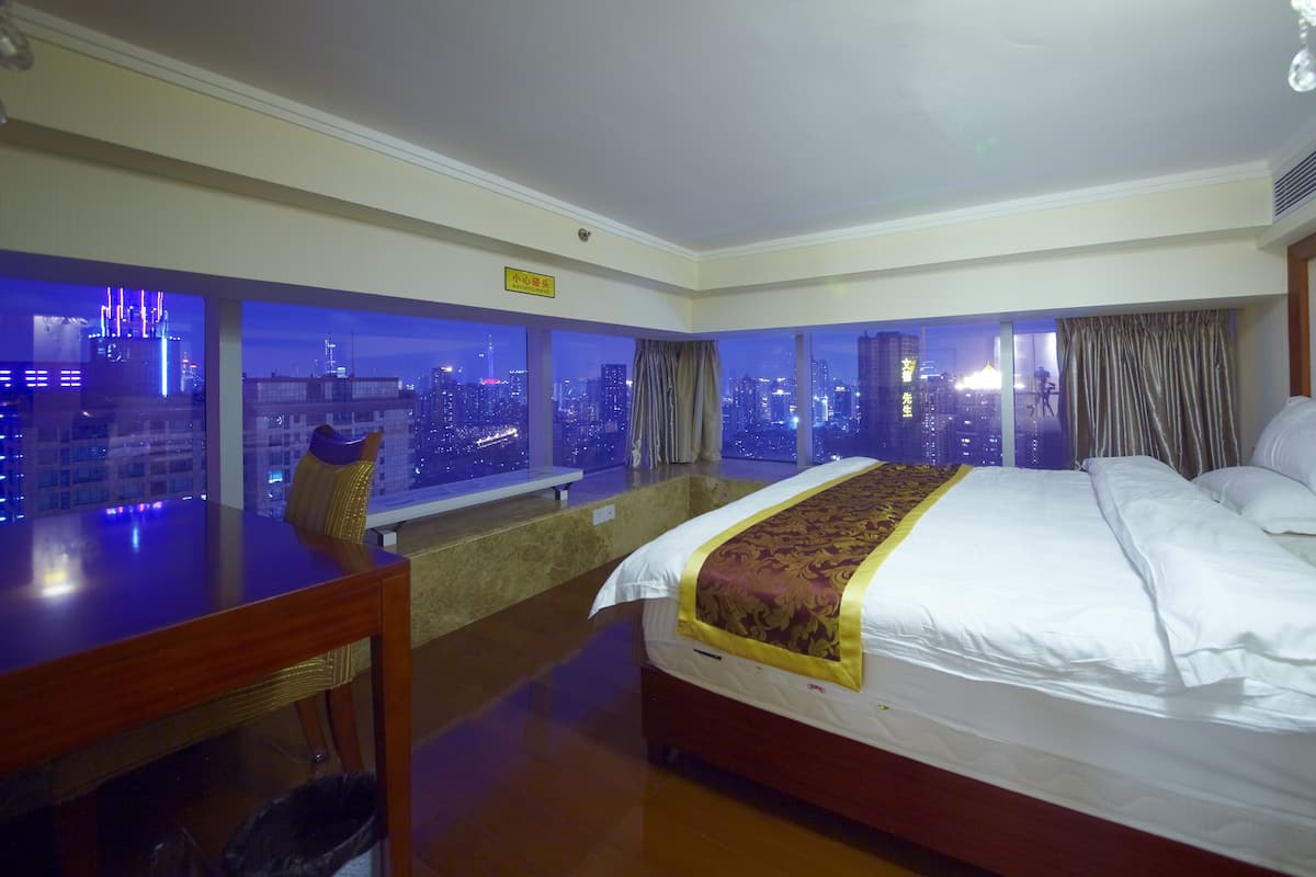 Caja de seguridad en la habitación y escritorio