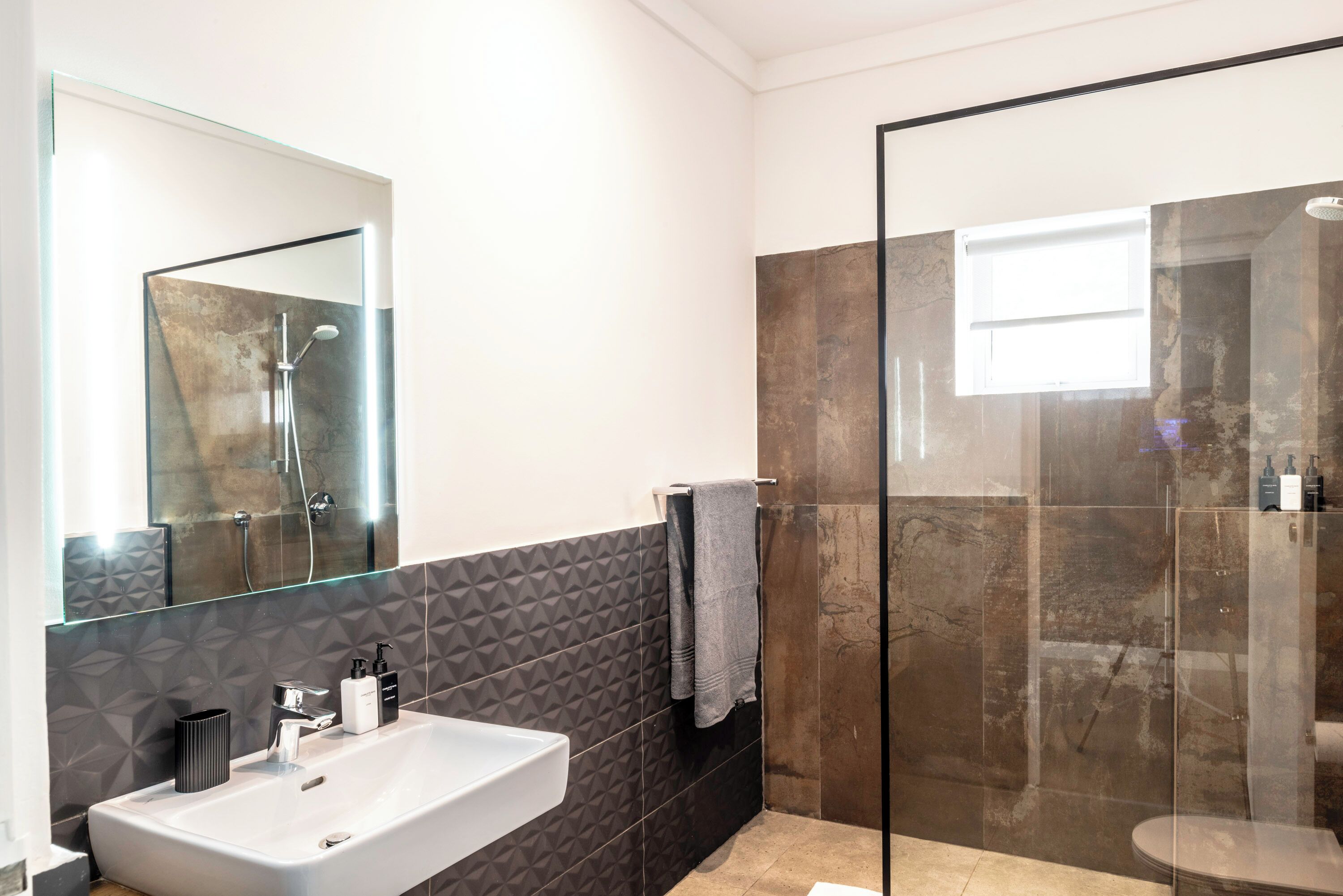 Lion's Head Deluxe Room | Bathroom | Shower, rainfall showerhead, hair dryer, bathrobes