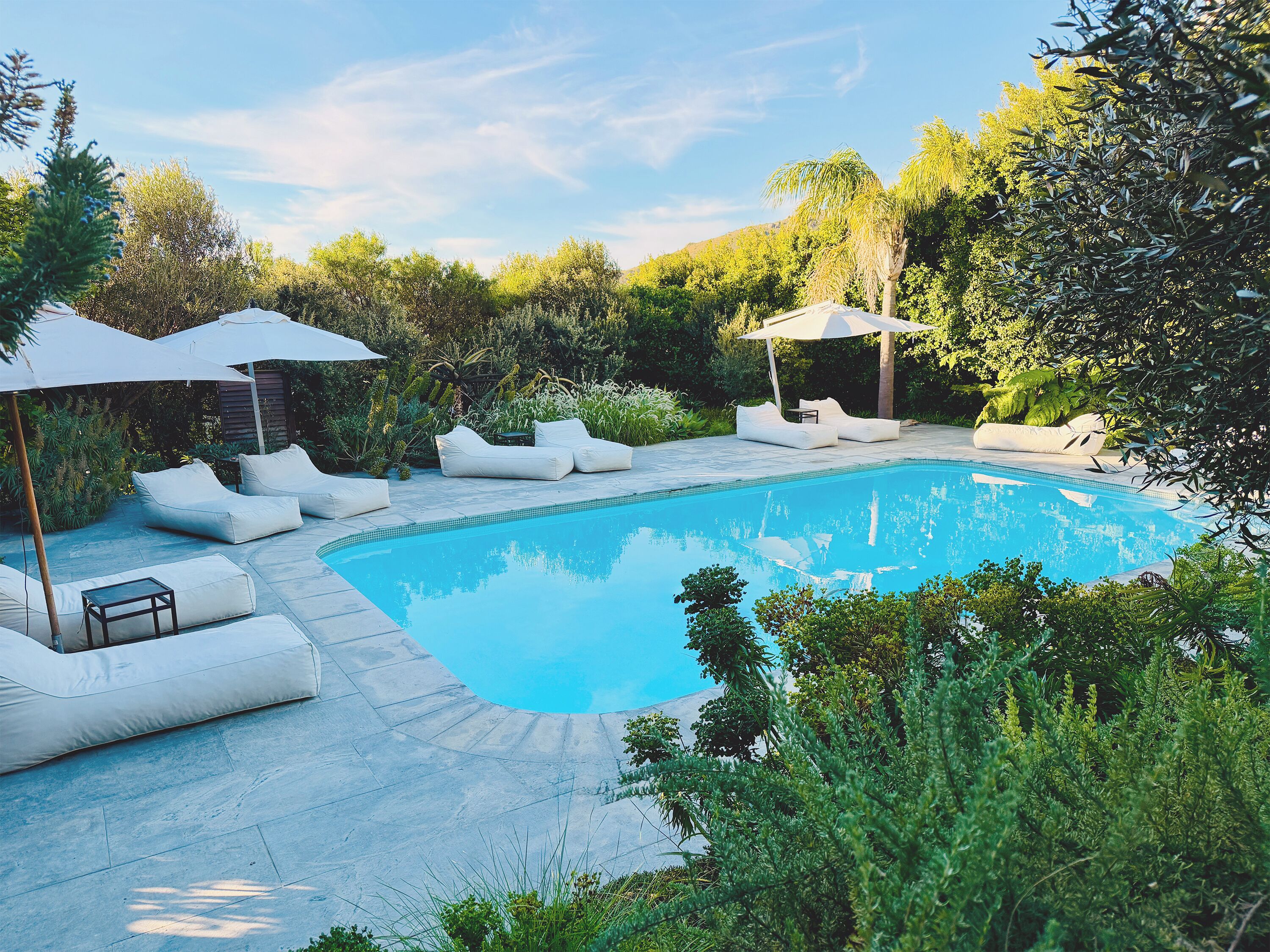 Piscine extérieure, parasols de plage, chaises longues