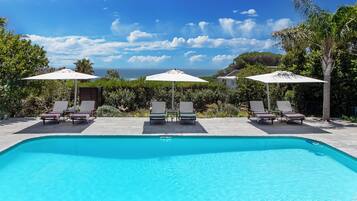 Piscine extérieure, parasols, chaises longues