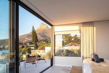 Sábanas de algodón egipcio, ropa de cama de alta calidad y minibar . Sovn Experience+Lifestyle