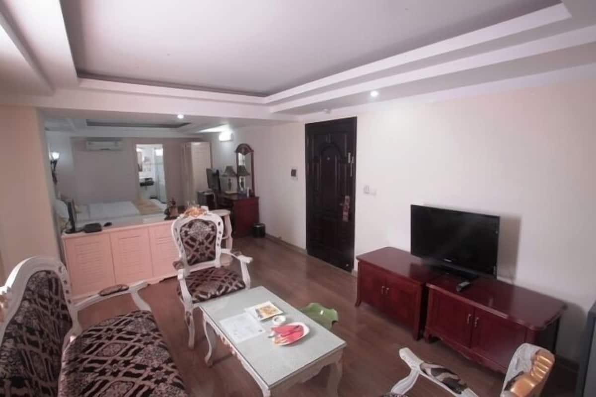 32-inch plasma TV with satellite channels, TV