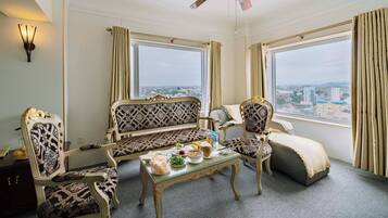 Kamar Eksklusif (Deluxe ) | Minibar, brankas, meja kerja, dan ruang kerja ramah laptop