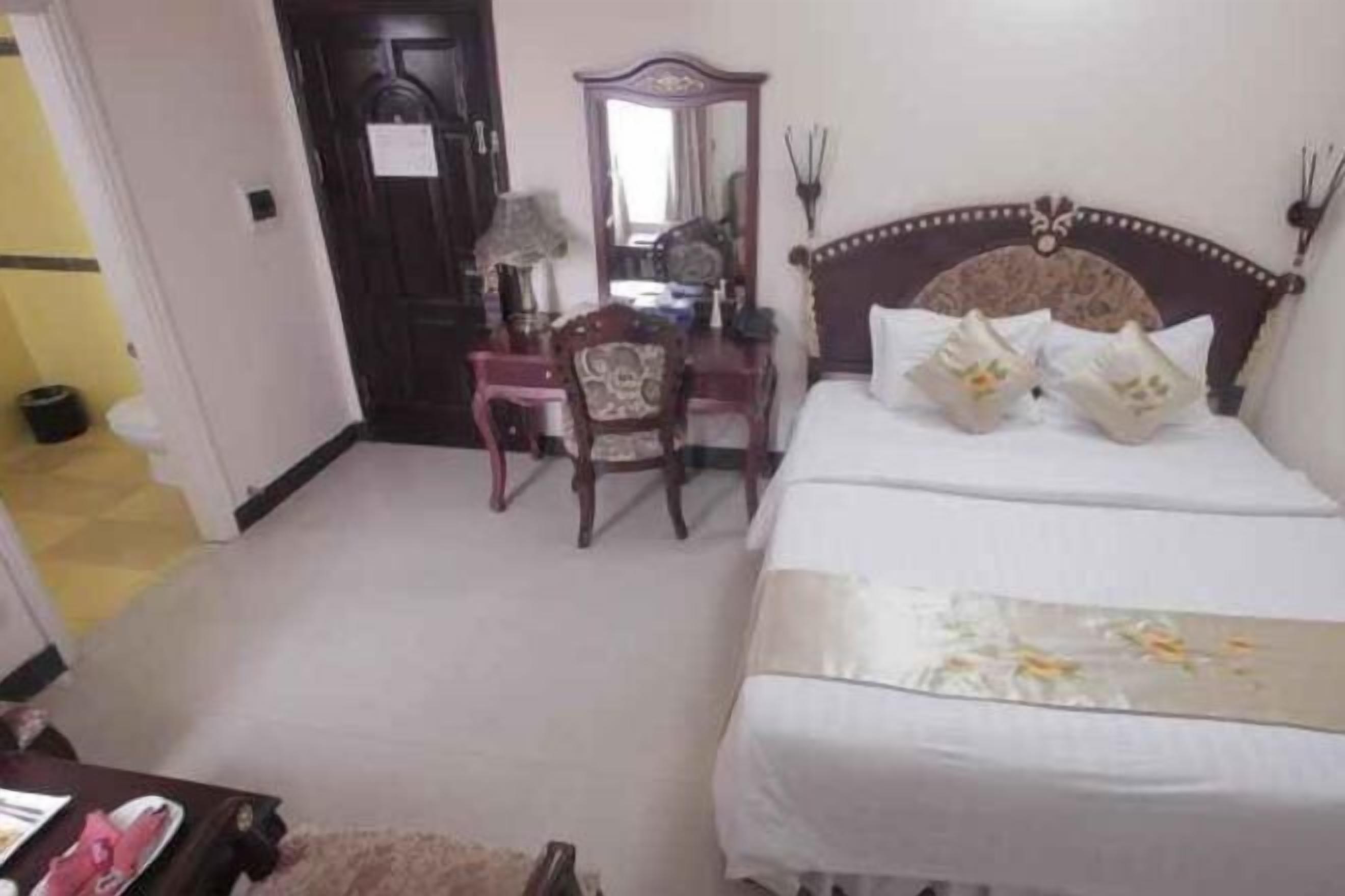 Minibar, in-room safe, desk, laptop workspace