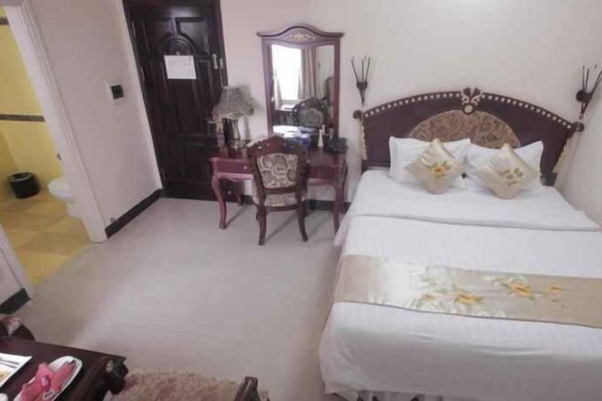 Minibar, coffres-forts dans les chambres, bureau, rideaux occultants