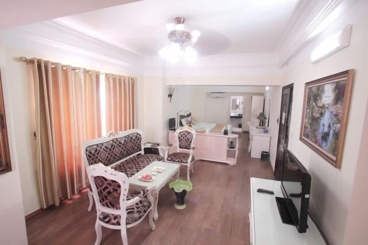 Classic Suite | Living area | 32-inch plasma TV with satellite channels, TV