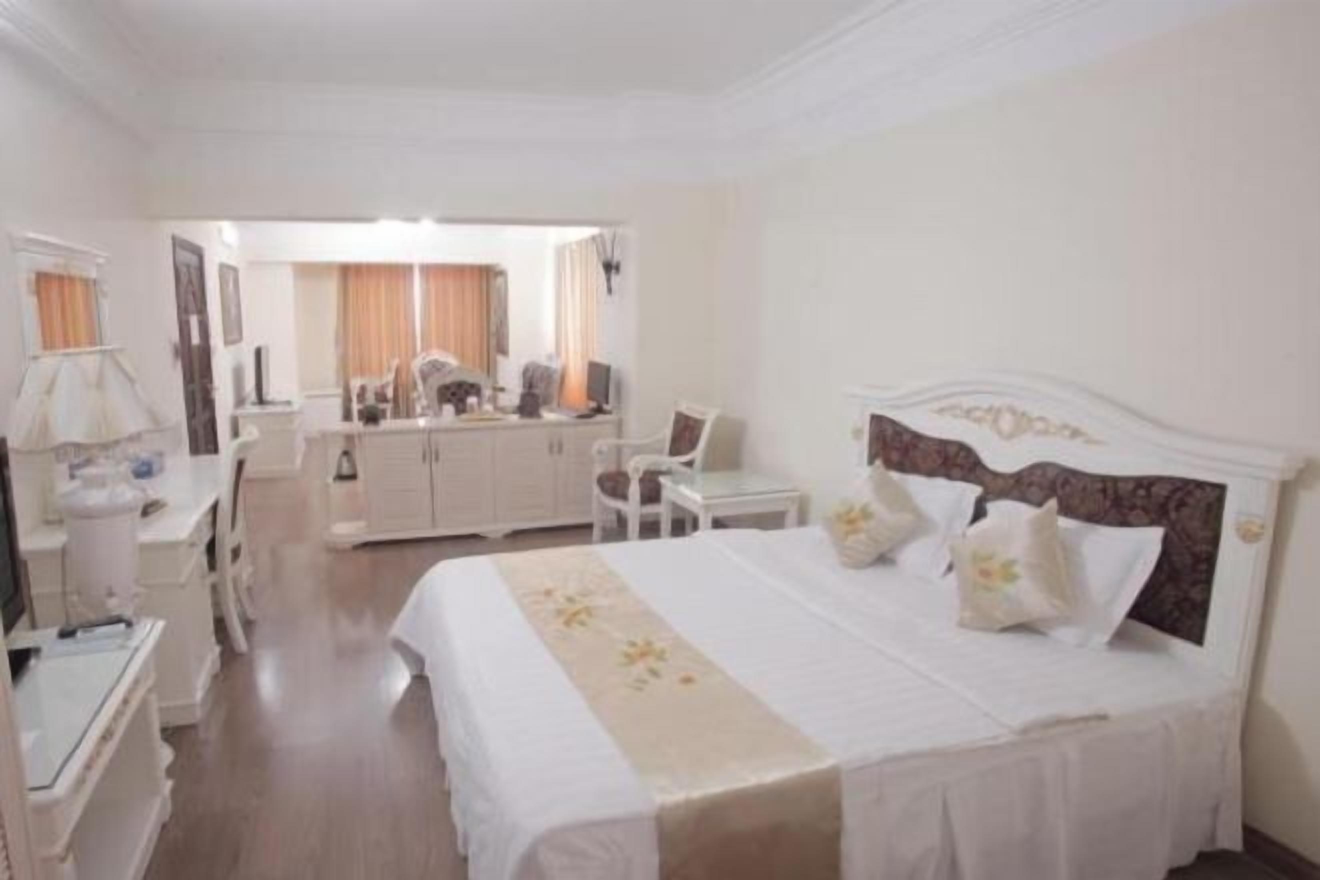 Minibar, in-room safe, desk, laptop workspace