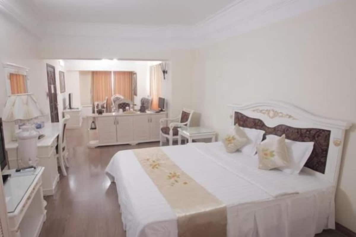 Minibar, in-room safe, desk, laptop workspace