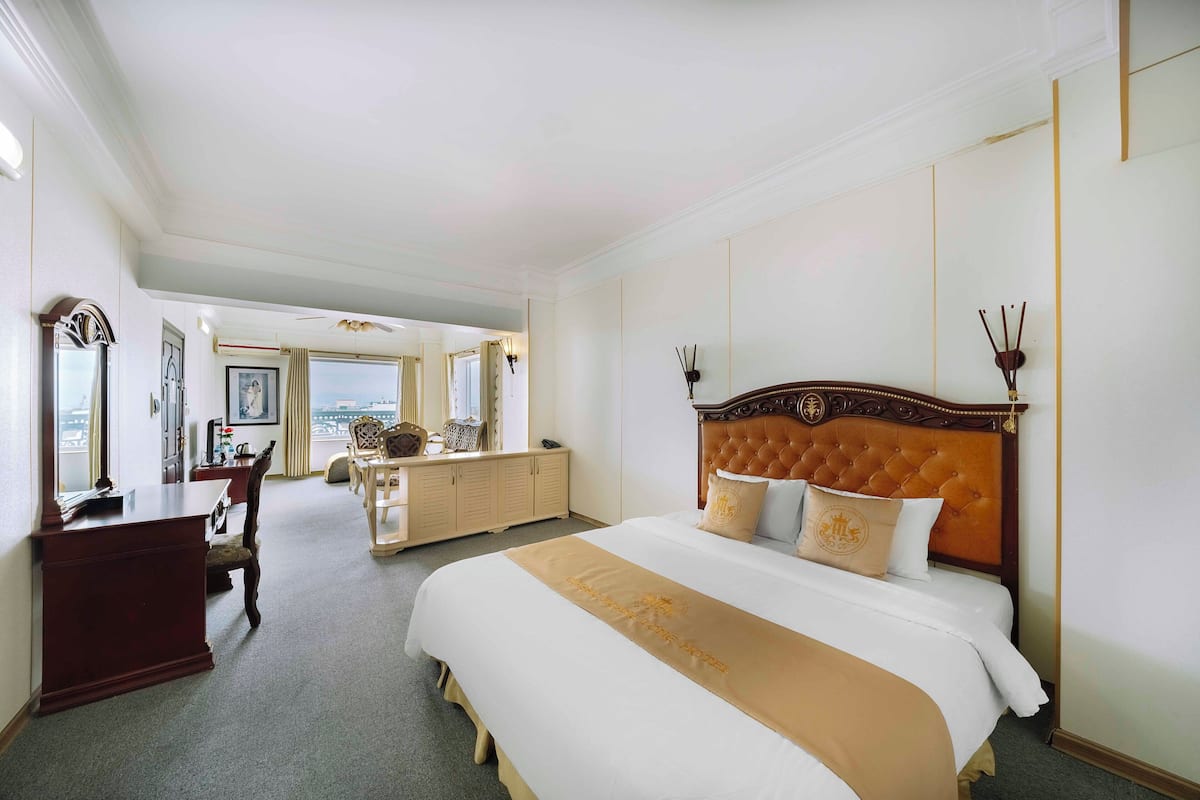 Suite Classique | Minibar, coffres-forts dans les chambres, bureau, rideaux occultants