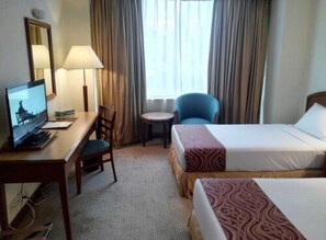 Deluxe Double or Twin Room | Peralatan tempat tidur premium, peti besi dalam bilik, meja 