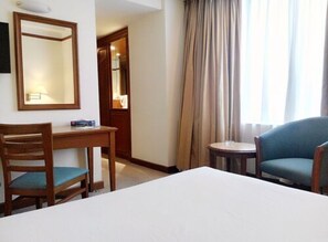 Premium bedding, in-room safe, desk, rollaway beds - Mandarin Court Hotel Kuala Lumpur (Kuala Lumpur)