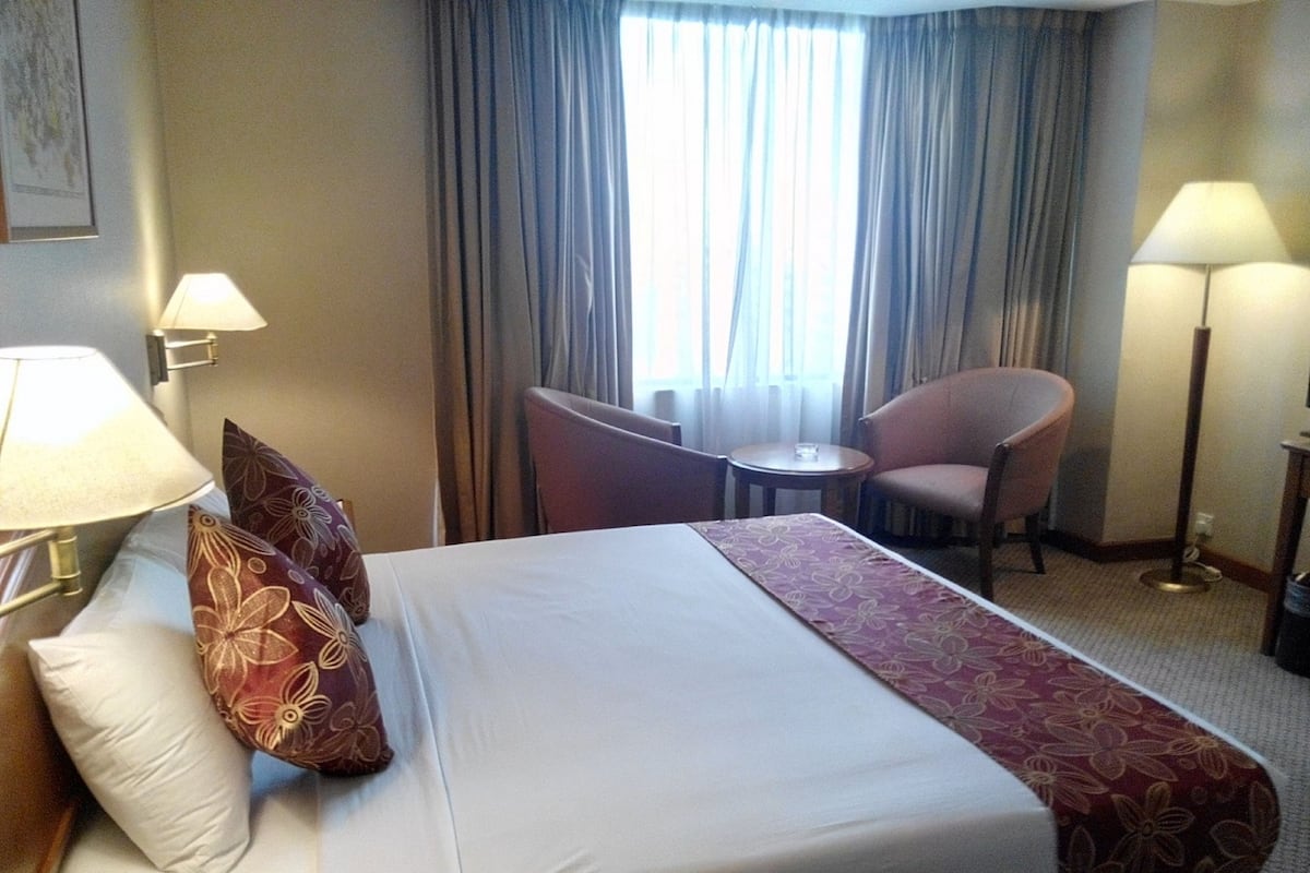 Executive Deluxe King | Premium bedding, in-room safe, desk, rollaway beds