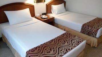 Deluxe dubbelrum eller tvåbäddsrum | Sängtillbehör av högsta kvalitet och värdeförvaringsskåp på rummet