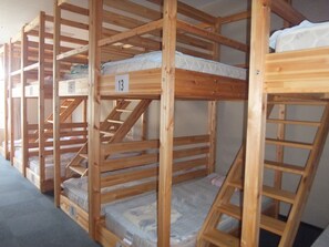 Bunk beds with numbers on the side, arranged in a row. - Hidamarinoyu Flop House - Hostel (Takayama)