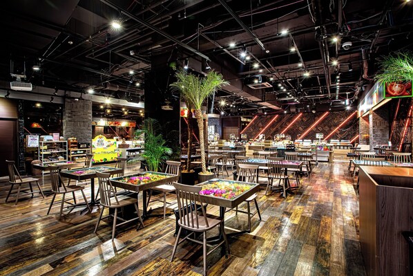 Petit déjeuner et dîner servis sur place