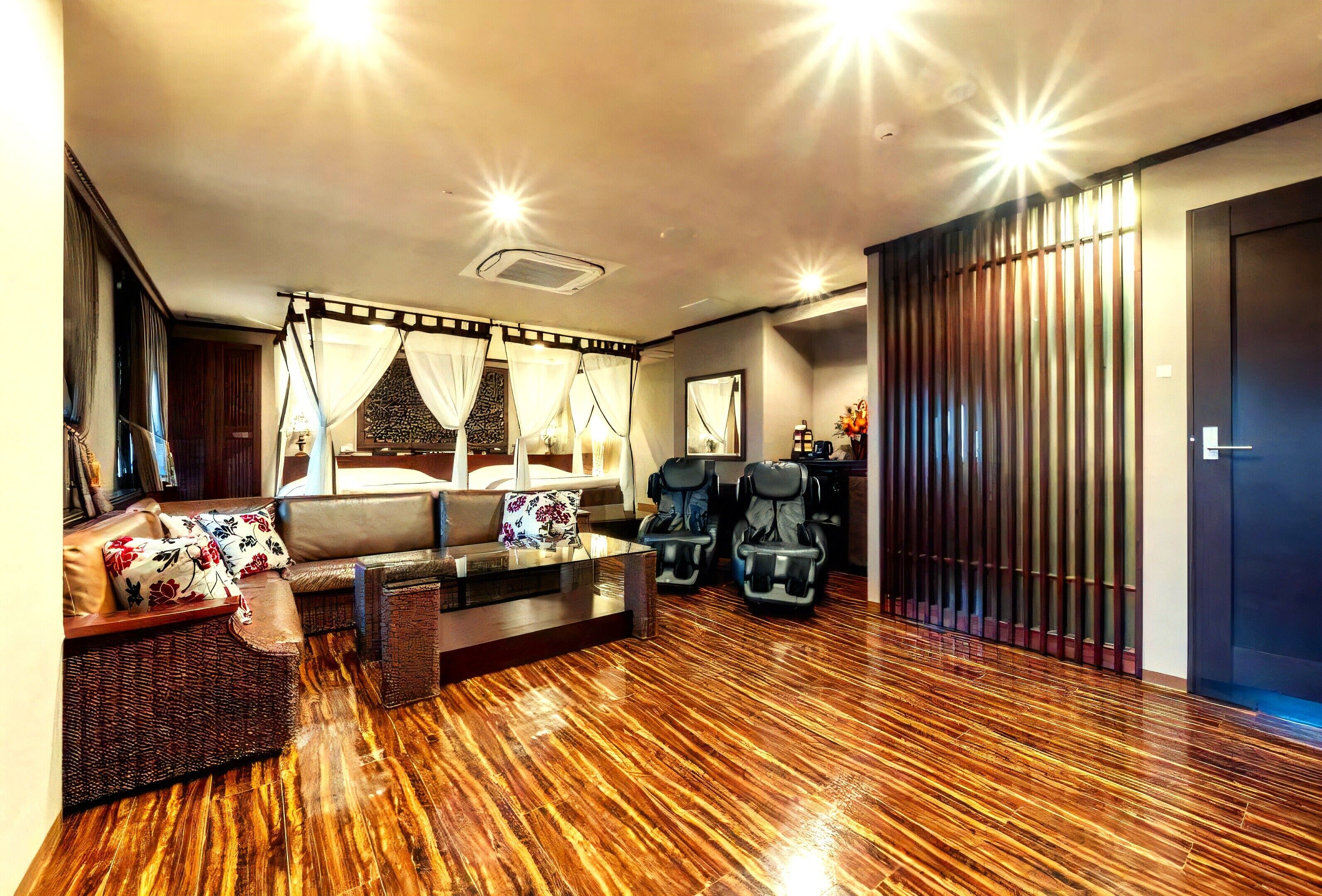 Royal Suite, Non Smoking, Free All you can drink Alcohol and Light Meal | In-room safe, desk, blackout curtains, soundproofing