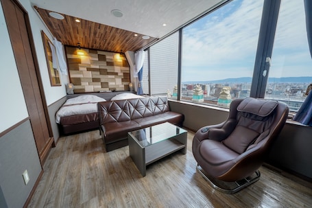 Deluxe Panorama Twin Room, Non Smoking, Free All you can drink Alcohol and Light Meal | In-room safe, desk, blackout drapes, soundproofing