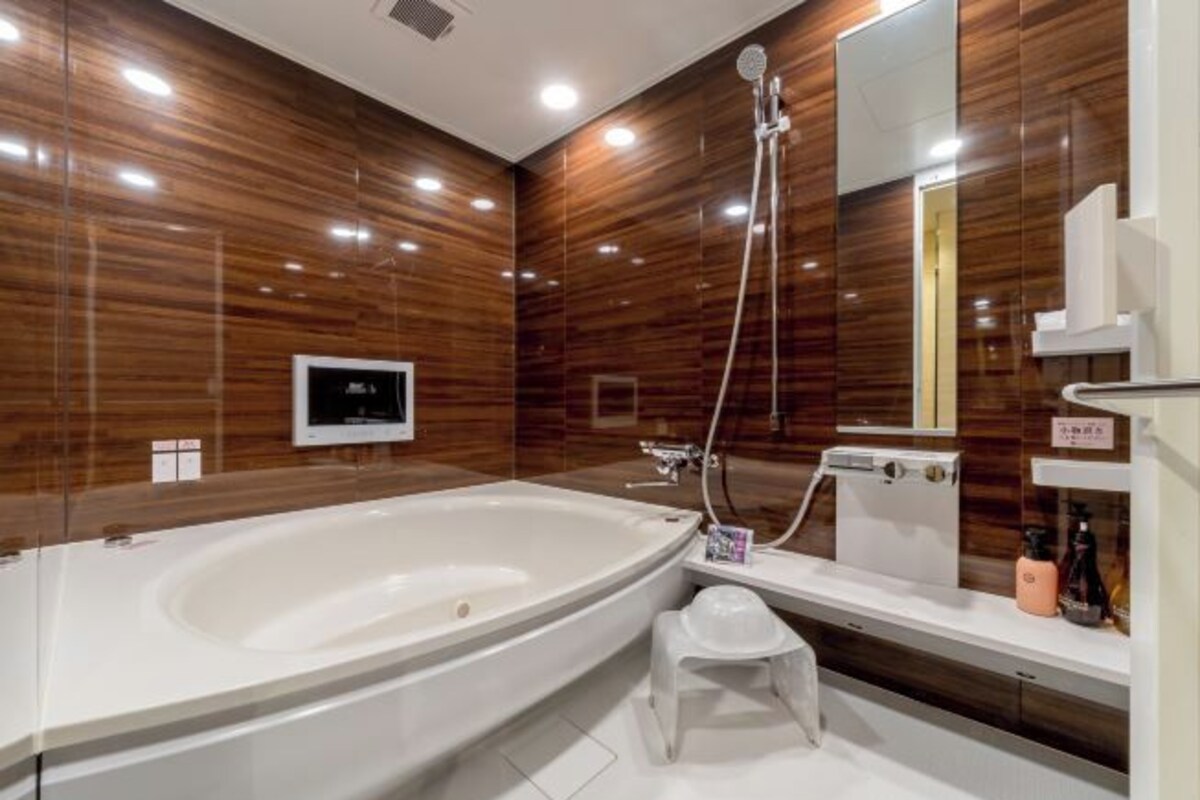 Badkamer | Gratis toiletartikelen, een haardroger, pantoffels, een bidet