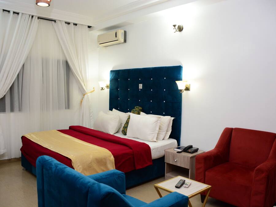 Standard Suite | Premium bedding, desk, laptop workspace, blackout drapes