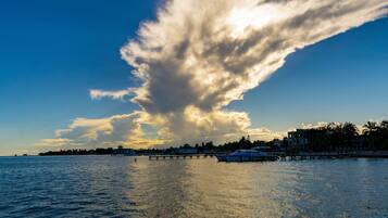 Voorkant accommodatie - avond/nacht