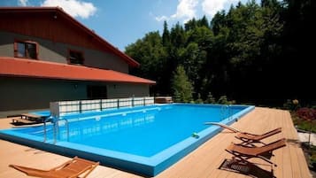 สระว่ายน้ำในร่ม, สระว่ายน้ำกลางแจ้ง, ร่มริมสระว่ายน้ำ