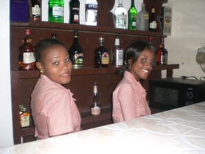 Vue sur le jardin, sert le déjeuner, le dîner et le brunch