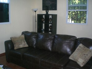 Flachbildfernseher, DVD-Player, Pay-TV