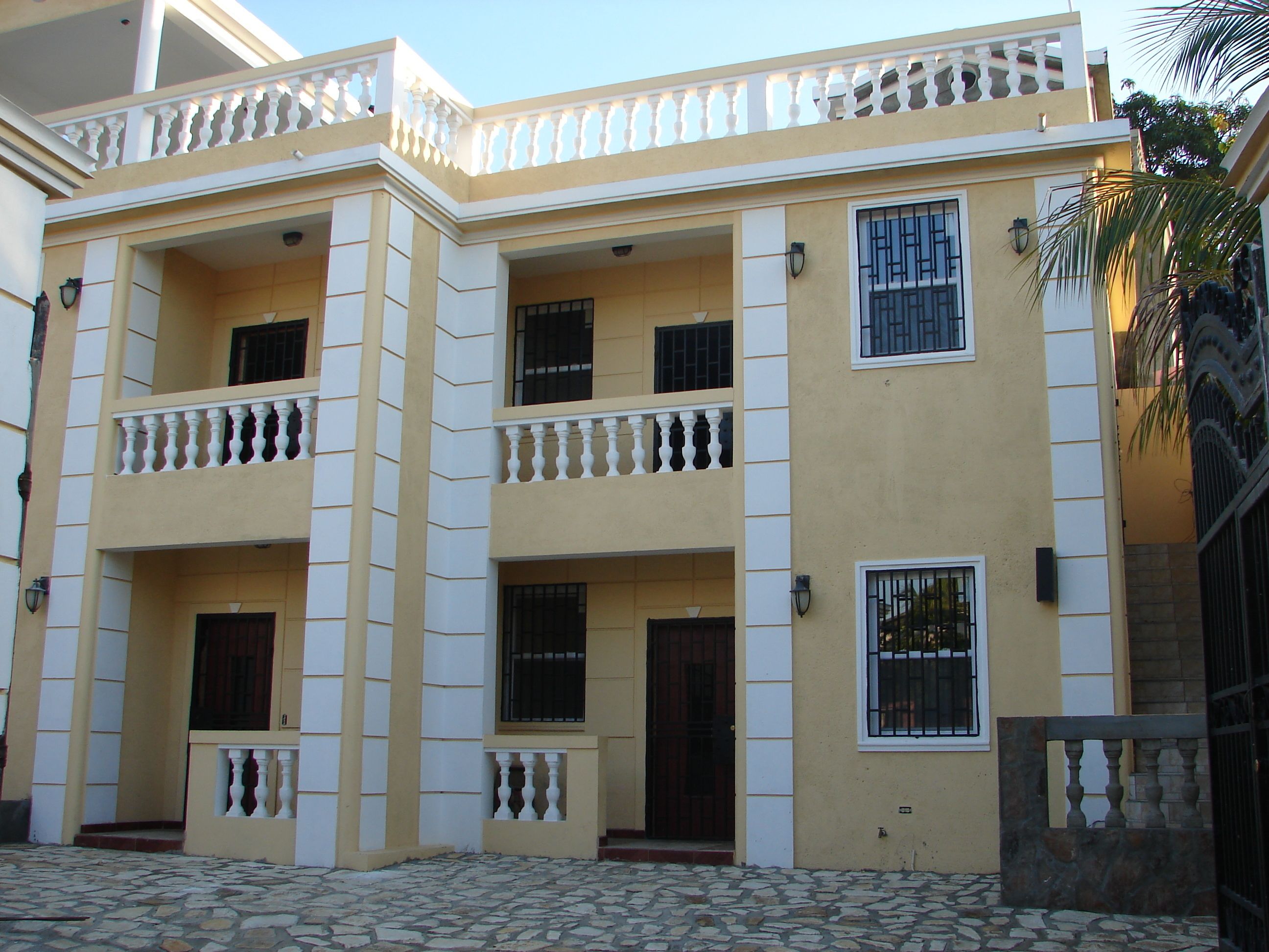 Vista frontal de la propiedad