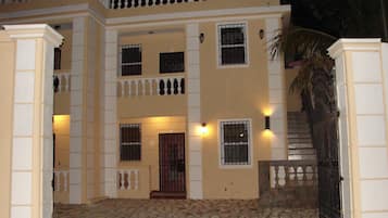 Fachada da propriedade à noite