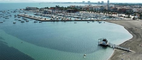 Una spiaggia nelle vicinanze