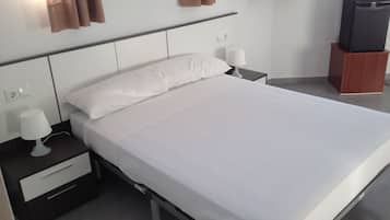 Ropa de cama de alta calidad y caja de seguridad en la habitación