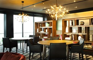 2 Bars/Lounges, Poolbar