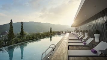 Hồ bơi ngoài trời, dù/ô trên bãi biển/hồ bơi, ghế dài tắm nắng